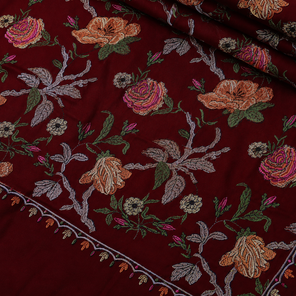 Embroidery Ka Kaam Qareeb Se — Navy Mein Floral Jaal Detail