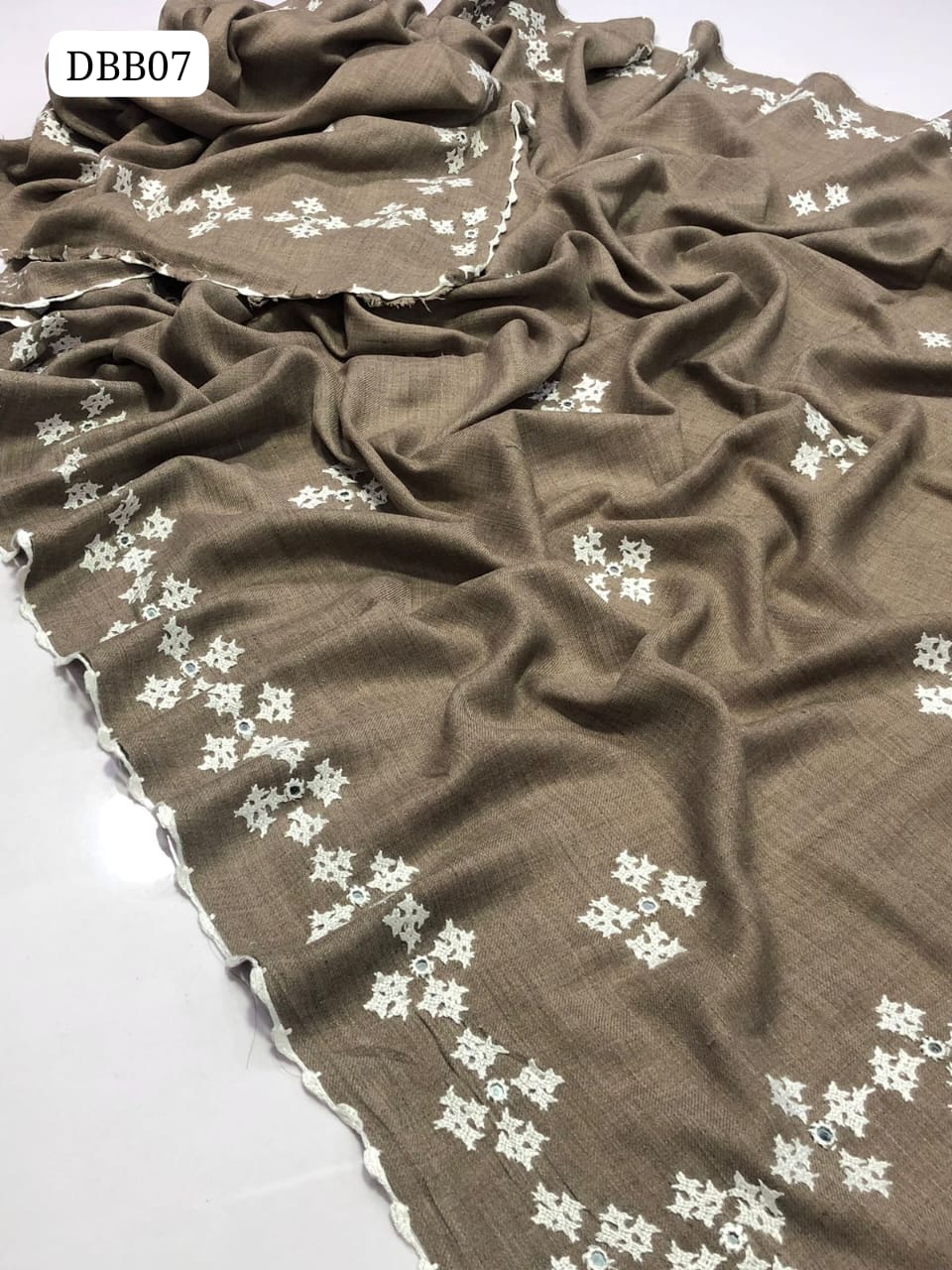 ﻿Pashmina Shawl Elegant And Beautiful Hand Made Sindhi Embroidery On Borders Four Sided Hand Made Lace Shawl